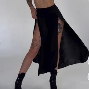 Black High-Slit pants